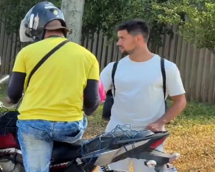 Felipe Simas usando o serviço de moto por aplicativo