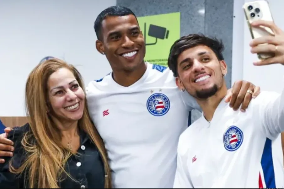 Jean Lucas e Biel com uma torcedora no aeroporto da capital baiana