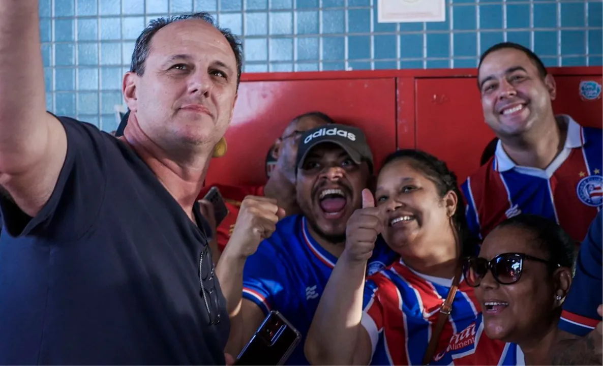 Rogério Ceni com torcedores do Bahia no Aeroporto