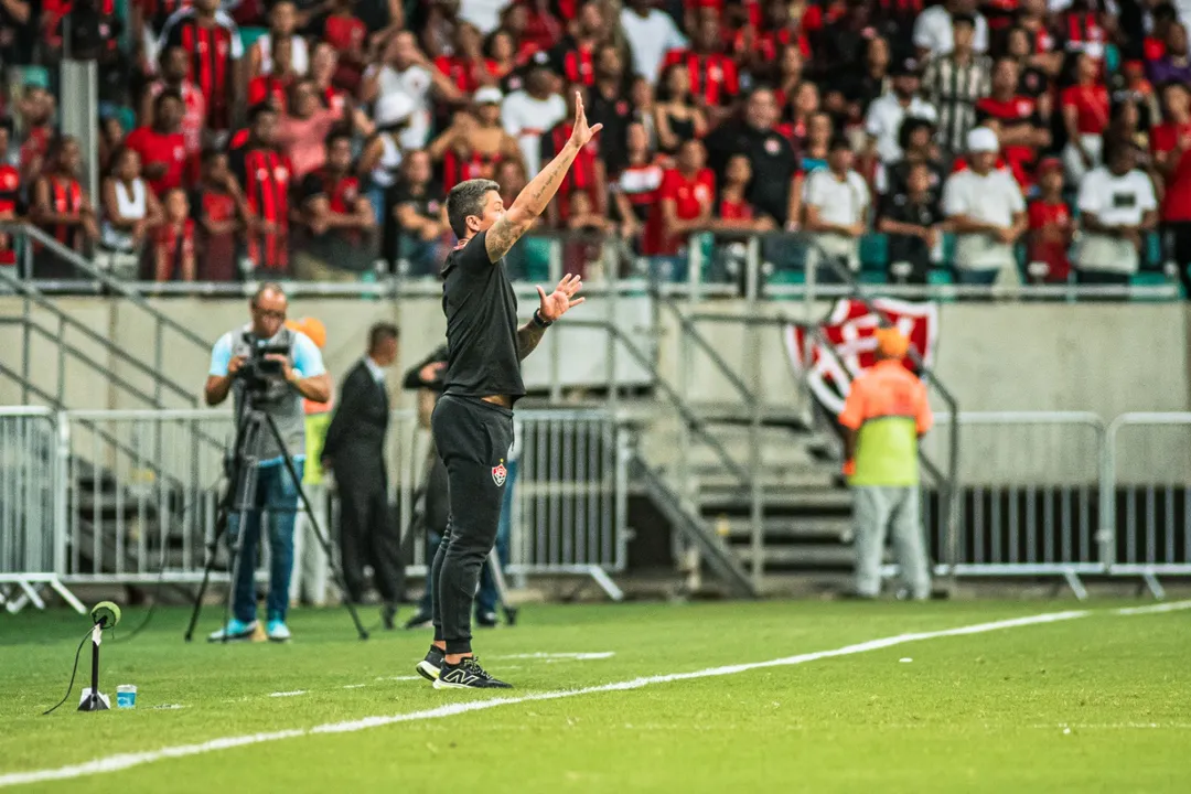 Thiago Carpini, técnico do Vitória