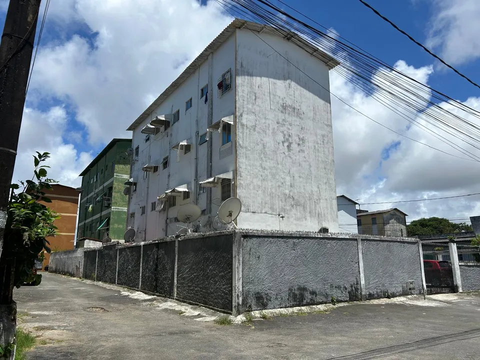 À esquerda (claro), a rua Karl Marx; a rua Olavo de Carvalho fica à direita