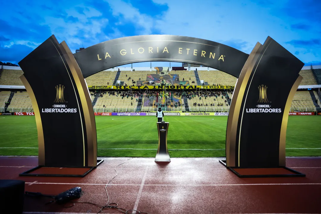 Equipes entram em campo às 21h30