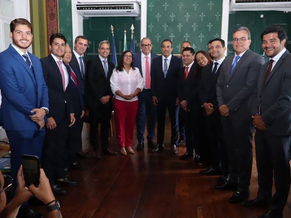 Prefeito Bruno Reis (União Brasil) e Ana Paula Matos (PDT) ao lado dos vereadores