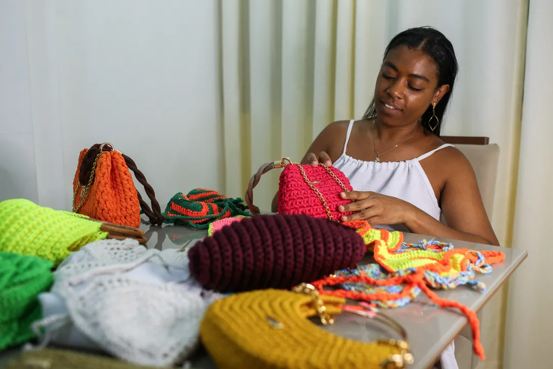 Tamyres, que trabalha há dez anos com confecções em crochê, participa pela primeira vez da Feira da Cidade