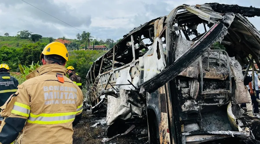 Ônibus ficou totalmente destruído