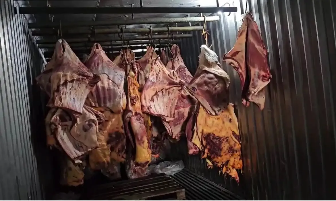 Os envolvidos no esquema "maquiavam" a carne podre que ficou submersa na enchente de Porto Alegre