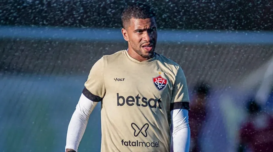 Lucas Esteves se aproxima de saída do Vitória