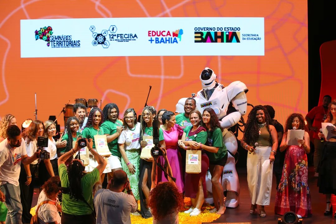 Estudantes do grupo vencedor do projeto ‘Dancing – As Lavadeiras do Velho Chico’, composto apenas por mulheres trans, na premiação