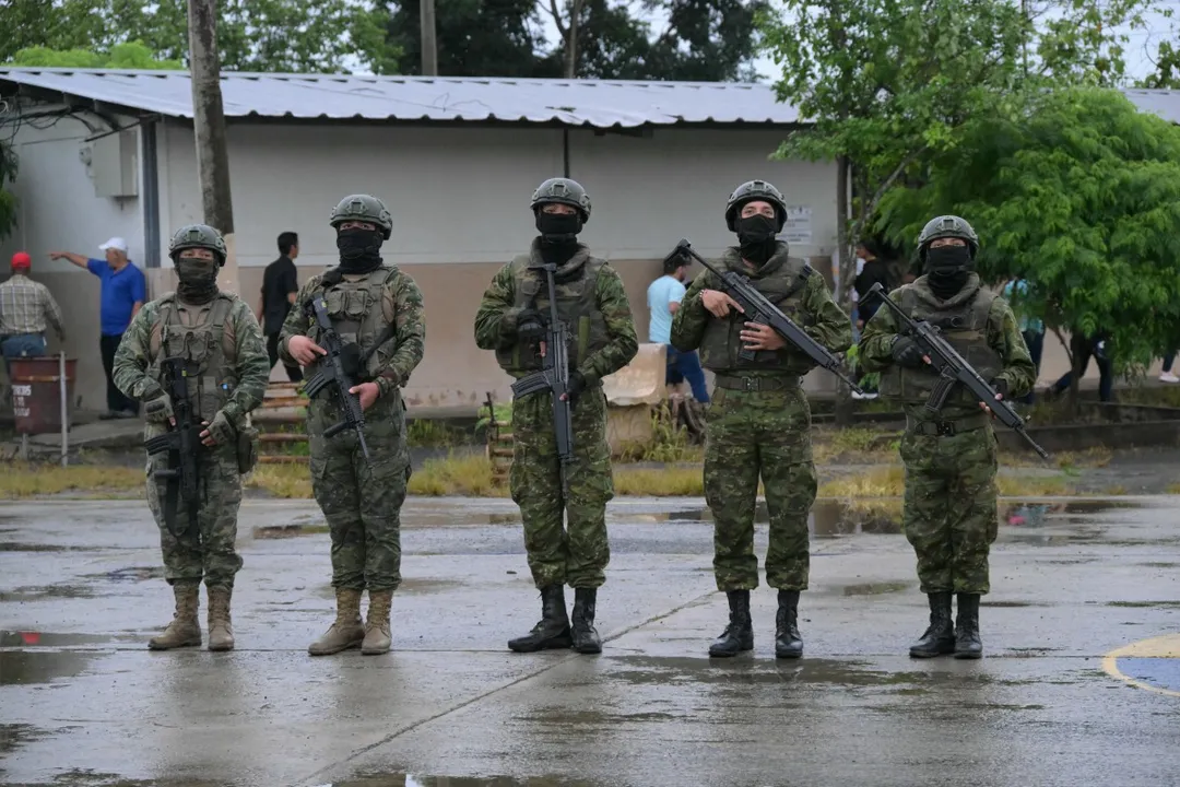 Militares aguardam chegada de Luisa Gonzalez ao local de votação