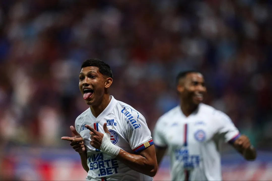 Erick Pulga comemora quarto gol do Bahia sobre o Sampaio Corrêa