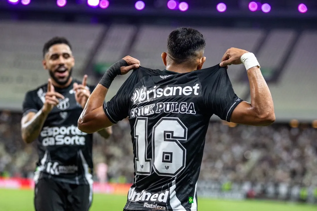 Erick Pulga comemora gol com a camisa do Ceará