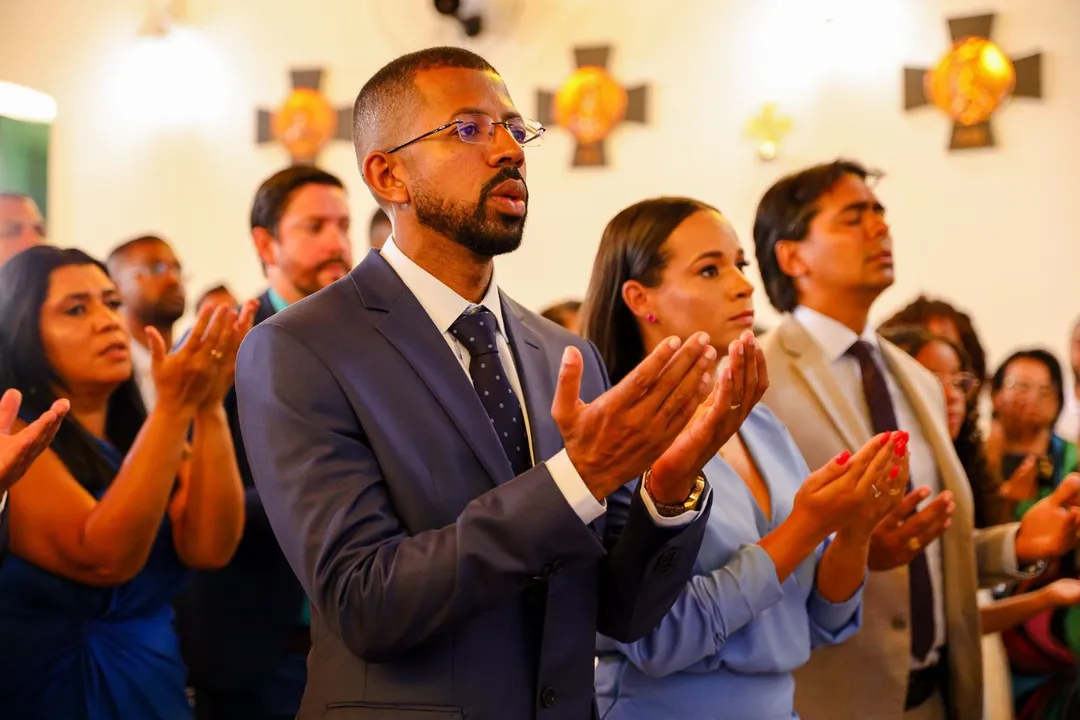 Eriton Ramos (PP) durante ato religioso na posse como prefeito de Candeias