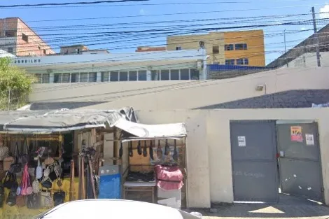 Durante a invasão, portas e janelas da escola foram danificadas