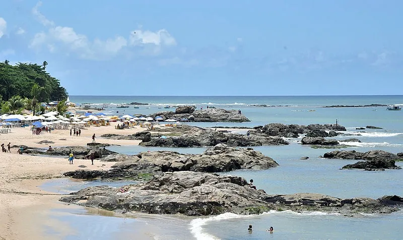 Praia de Itapuã, em Salvador, em um dia ensolarado (ilustração)