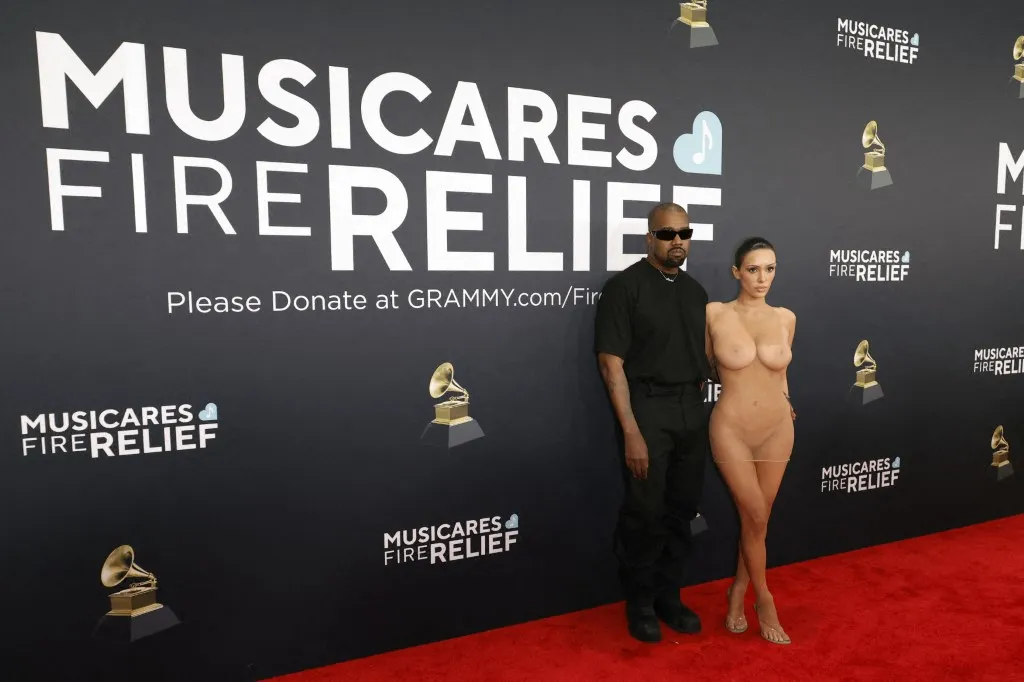 Kanye West e Bianca Censori chamaram a atenção no tapete vermelho do Grammy 2025