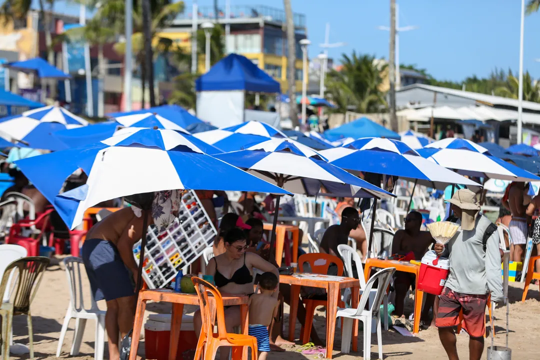 O verão é marcado por dias ensolarados, temperaturas altas e a praia de Itapuã é uma das mais requisitadas