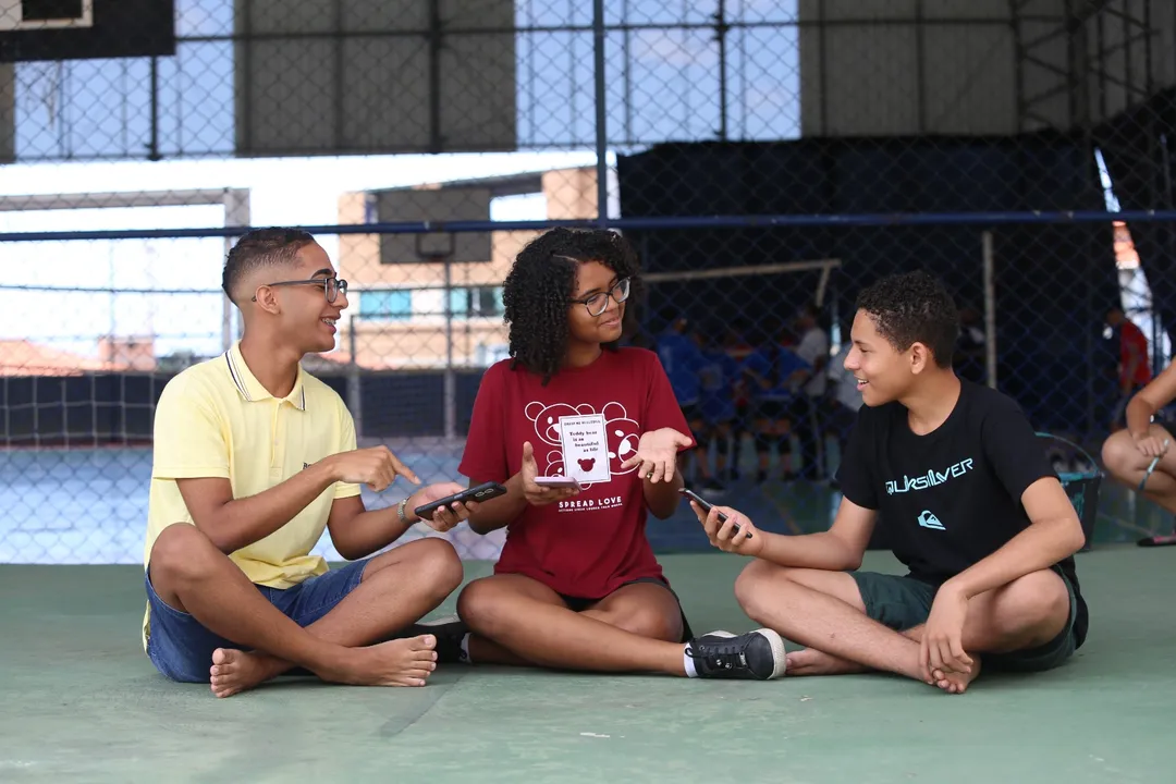 Estudantes em tempo integral no Colégio Vila Canária, Carlos Eduardo dos Santos, 17 anos, Ana Beatriz dos Santos, 13, e Daniel de Aragão, 14