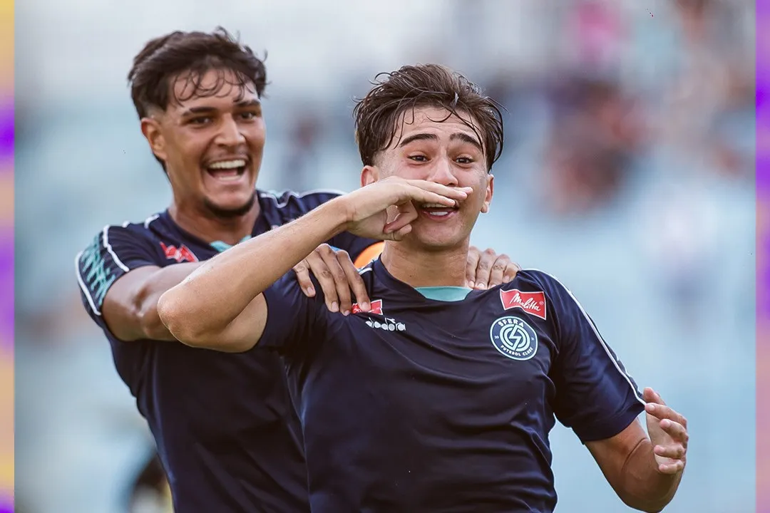 Zagueiro do Sfera comemora gol sobre o Estrela de Março