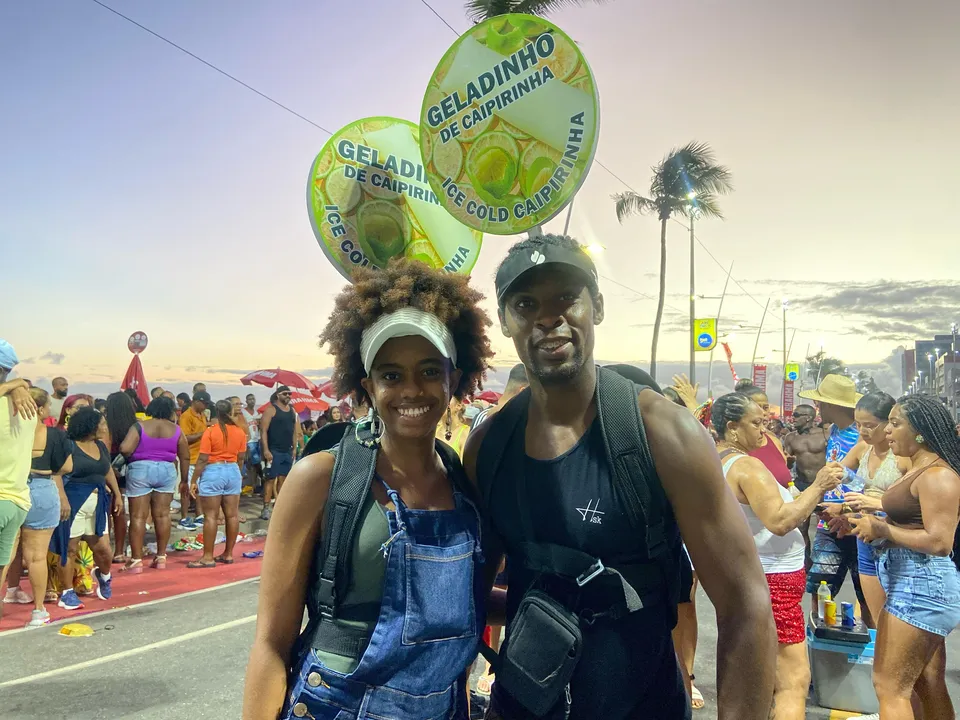 Nandara Medeiros e seu namorado vendendo geladinho de caipirinha