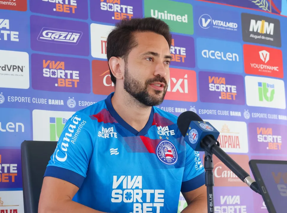 Everton Ribeiro durante entrevista coletiva