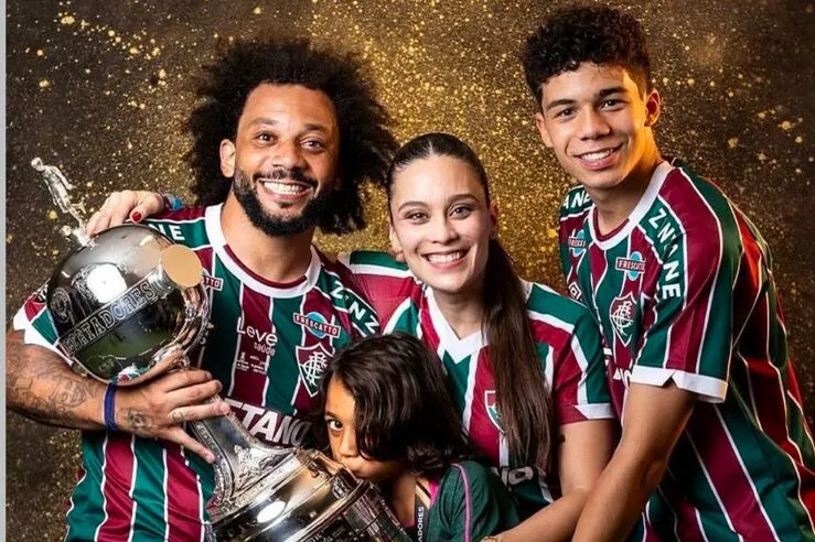 Marcelo com a família e a taça da Libertadores