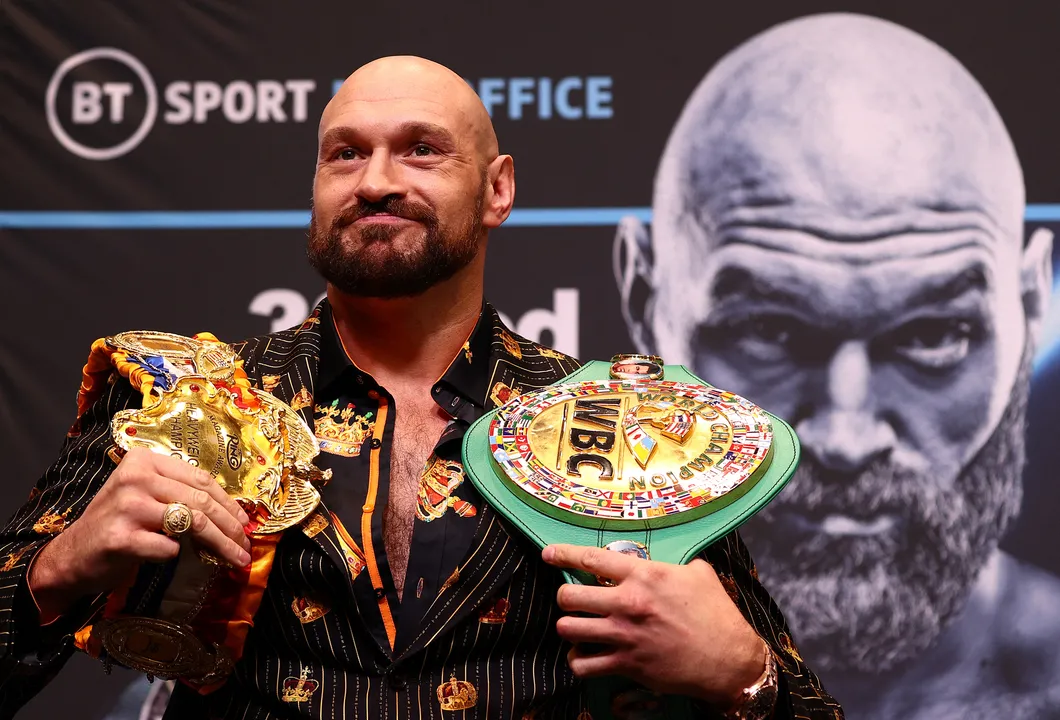 Tyson Fury ostentando os cinturões de campeão da categoria peso pesado