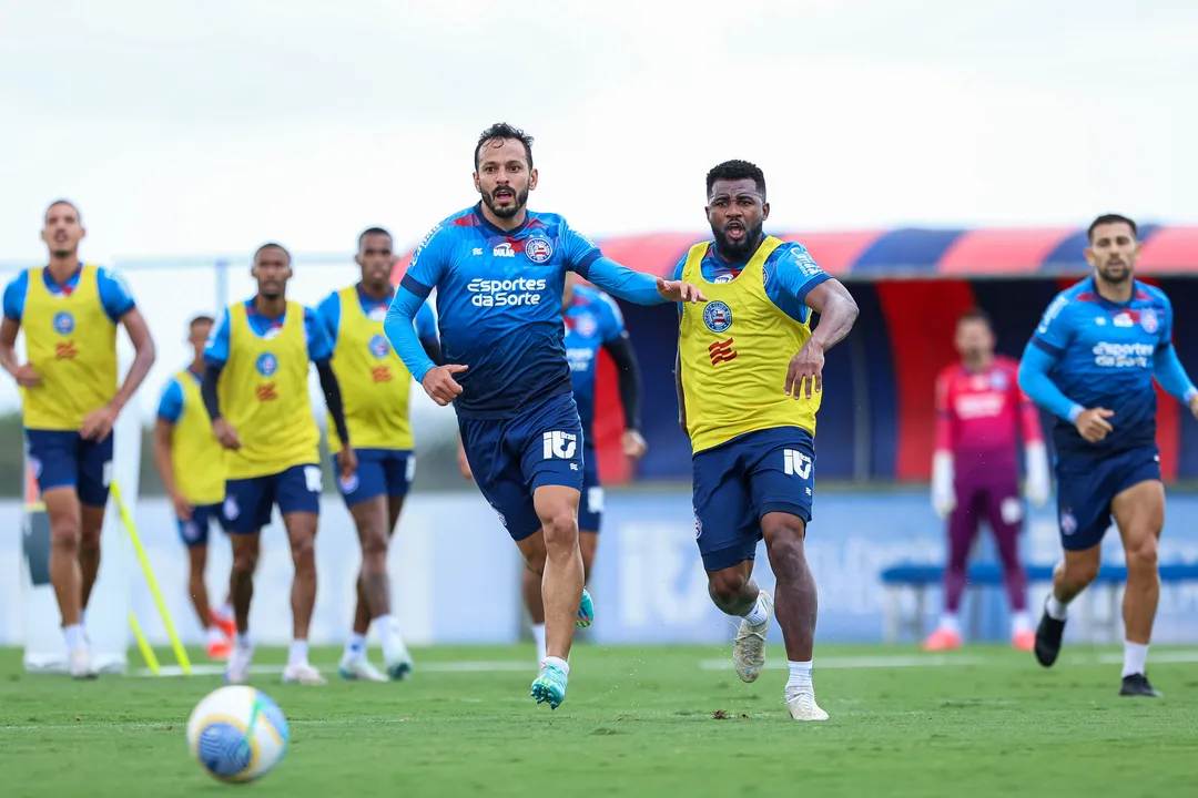 Cicinho (à dir.) em treino do Bahia