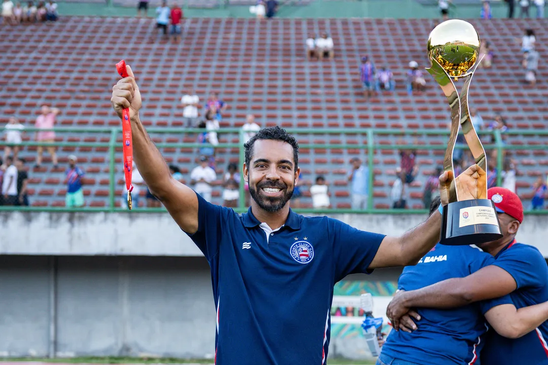 Felipe Freitas, treinador do Bahia, com o título do Campeonato Baiano