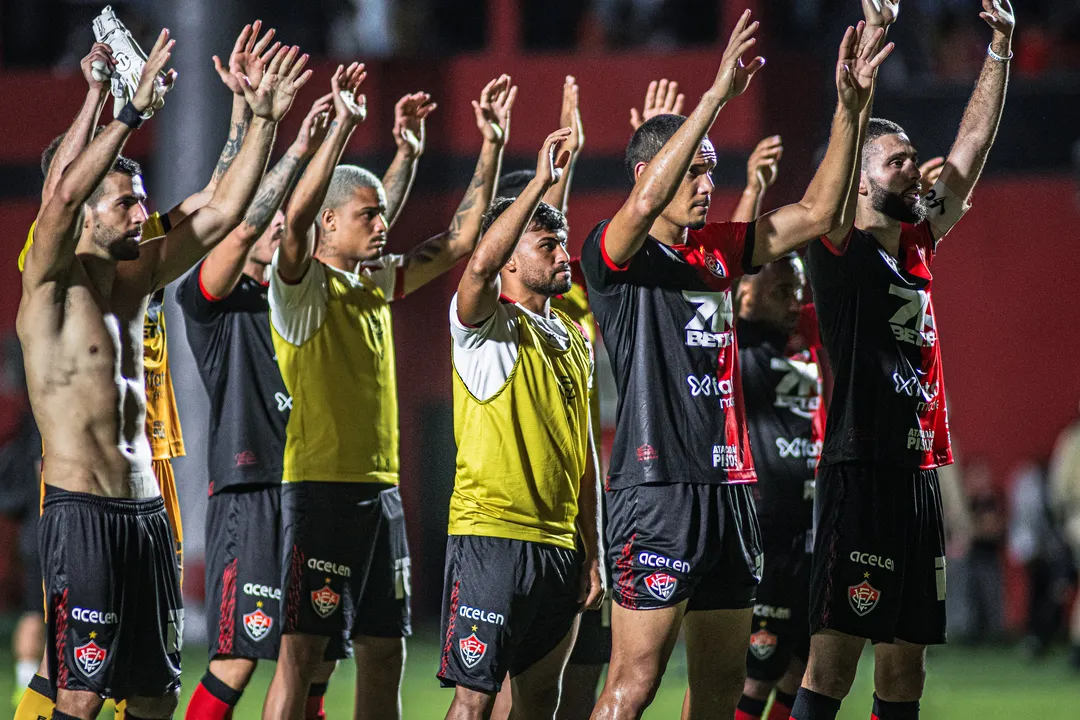 Elenco do Vitória comemora mais um resultado positivo diante da torcida