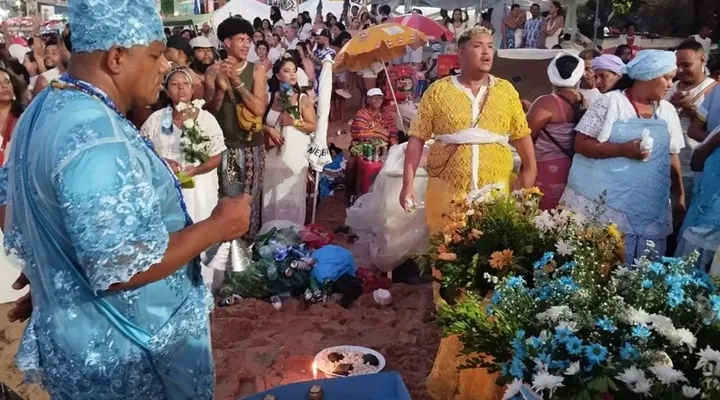 Adeptos do candomblé fazem a festa nas areias do Rio Vermelho