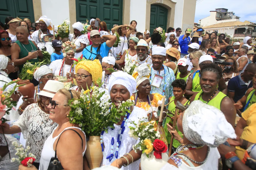 Cerimônia tem como objetivo lavar as escadarias da Igreja de Nossa Senhora da Conceição de Itapuã