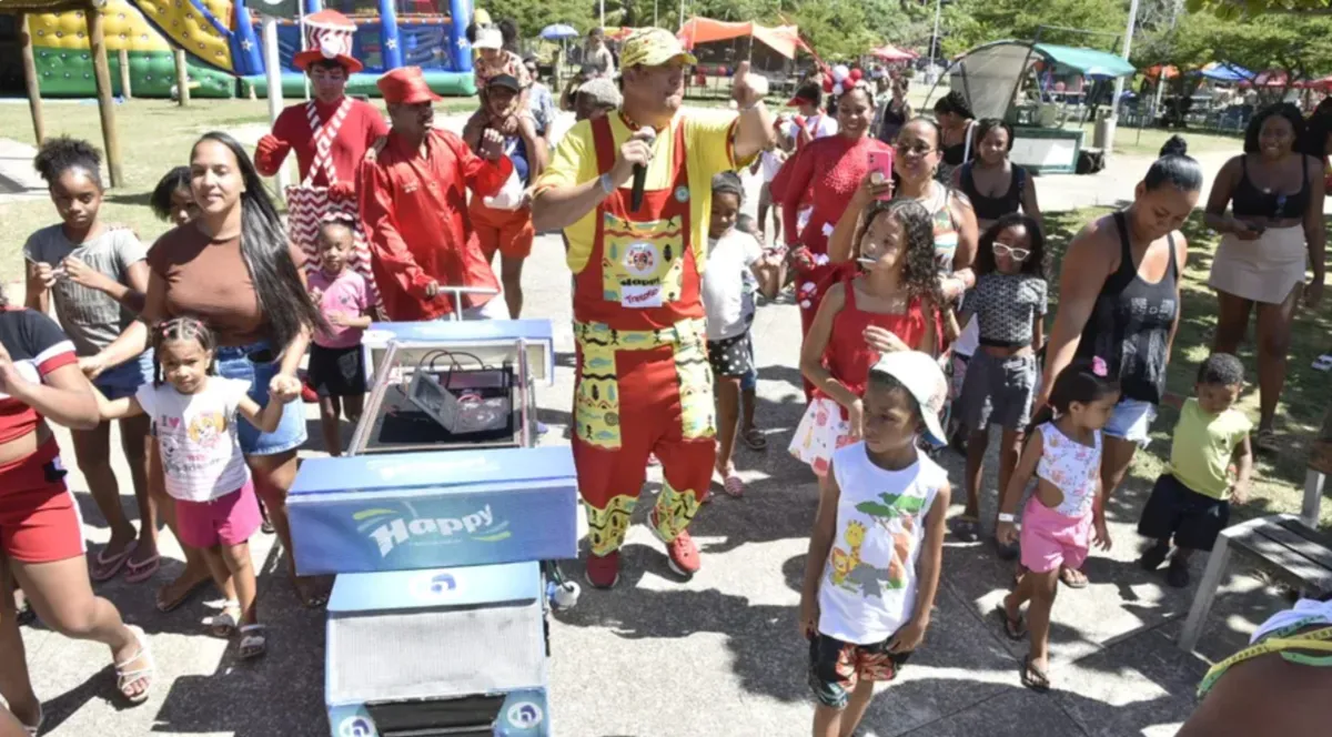 Tio Paulinho animando as crianças no Festival no Parque