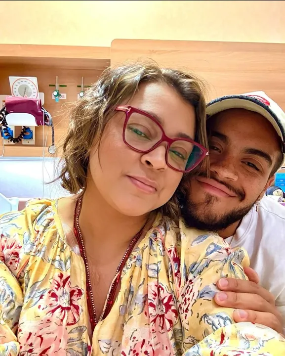 Preta Gil e seu filho, Fran Gil, no hospital