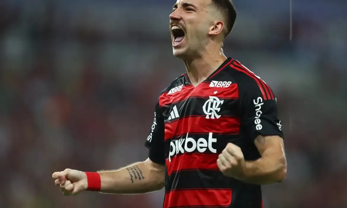 Imagem ilustrativa da imagem Flamengo derrota Botafogo e assume liderança do Carioca