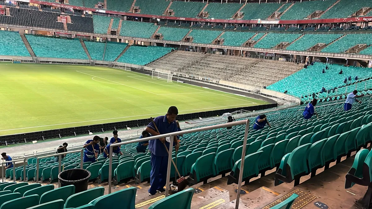 Trabalhadores fazem manutenção das dependências da Arena na noite de sábado