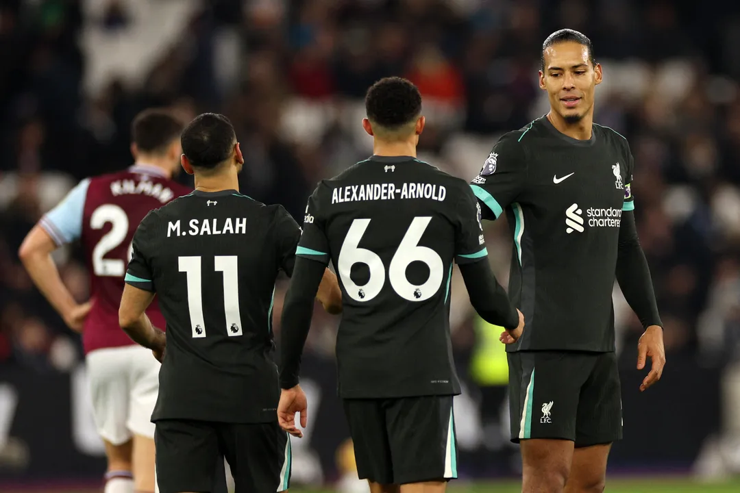 Jogadores do Liverpool durante partida da Premier League