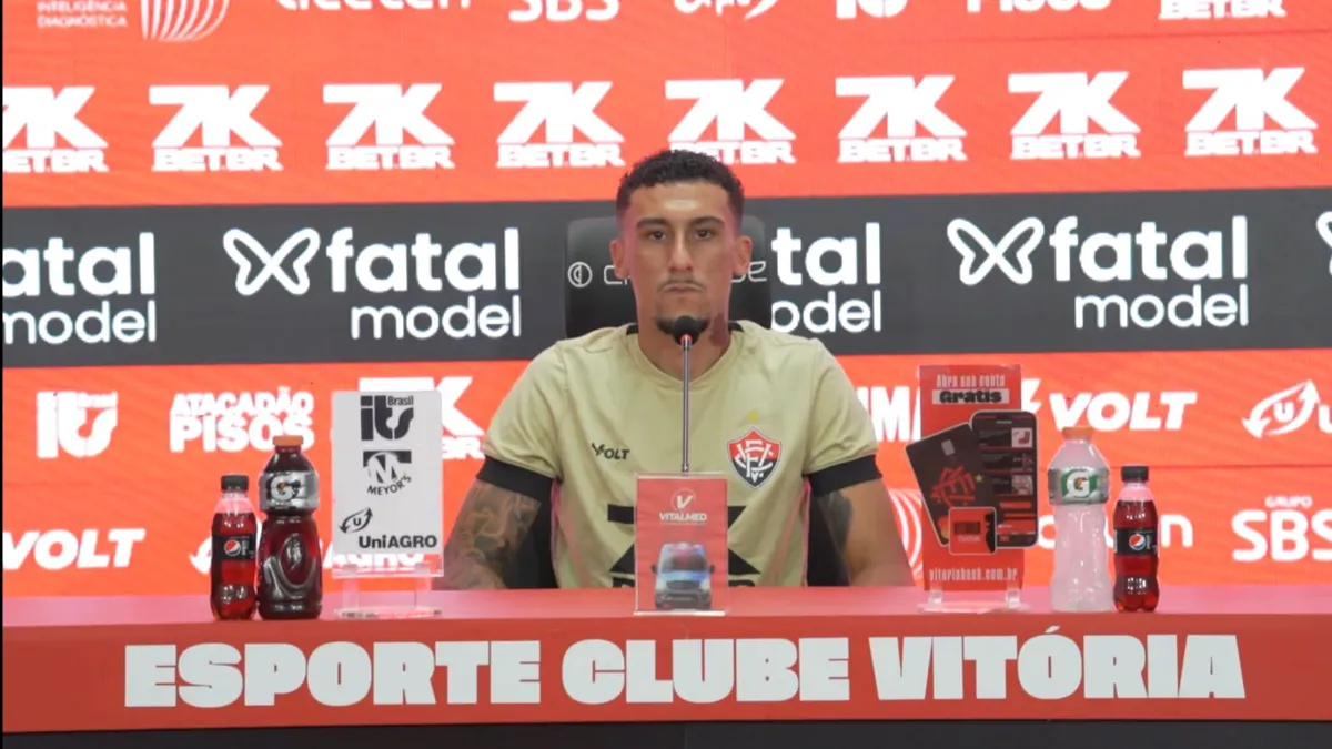 Volante Gabriel Baralhas durante entrevista coletiva