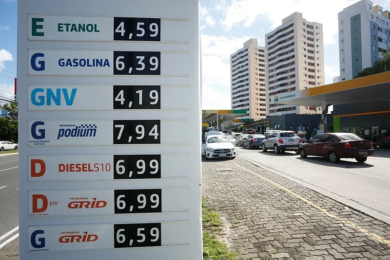 Litro da gasolina sofrerá um acréscimo de R$ 0,10