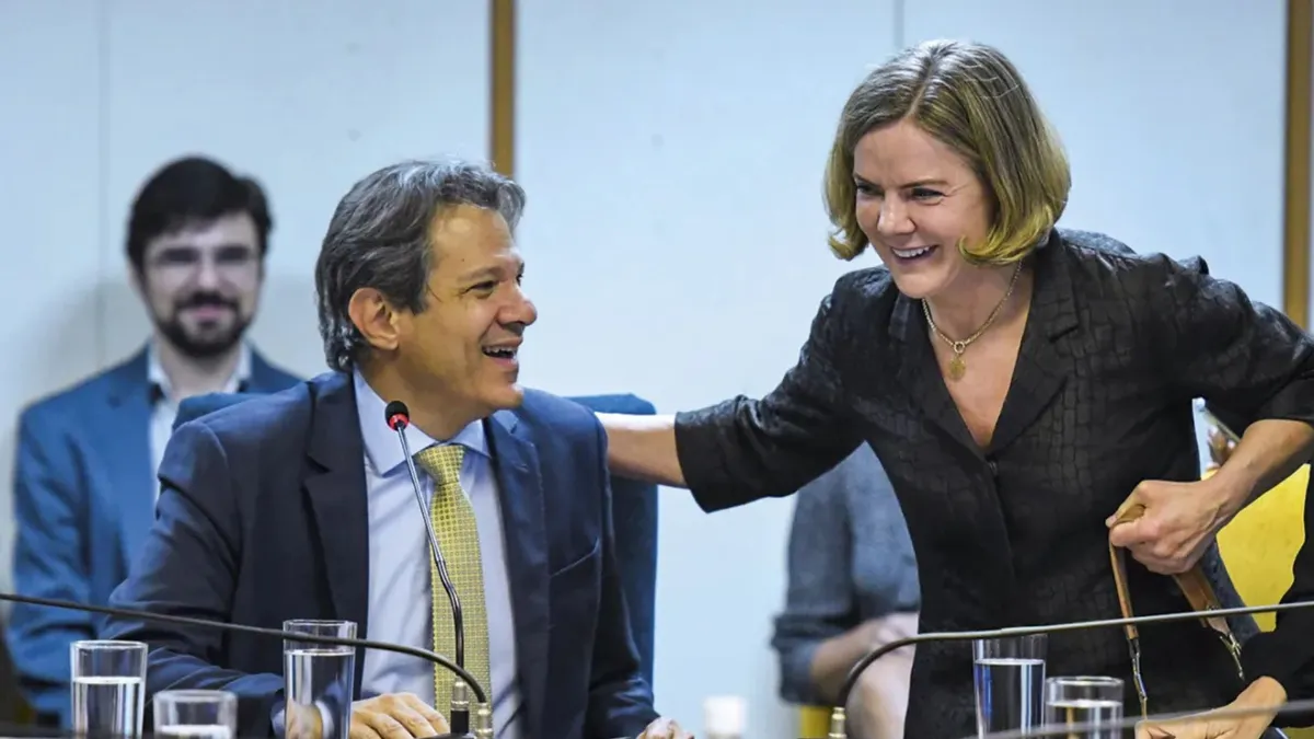 Gleisi Hoffmann faz primeiro gesto após ser anunciada ministra