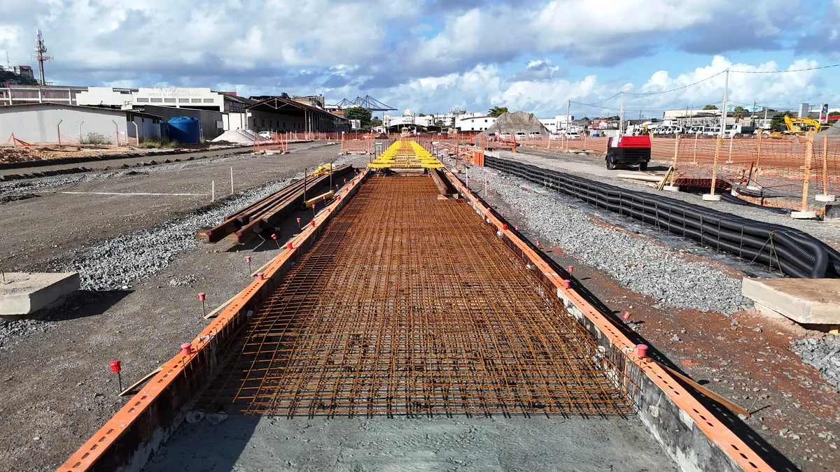 Obras do VLT na estação da Calçada, em Salvador