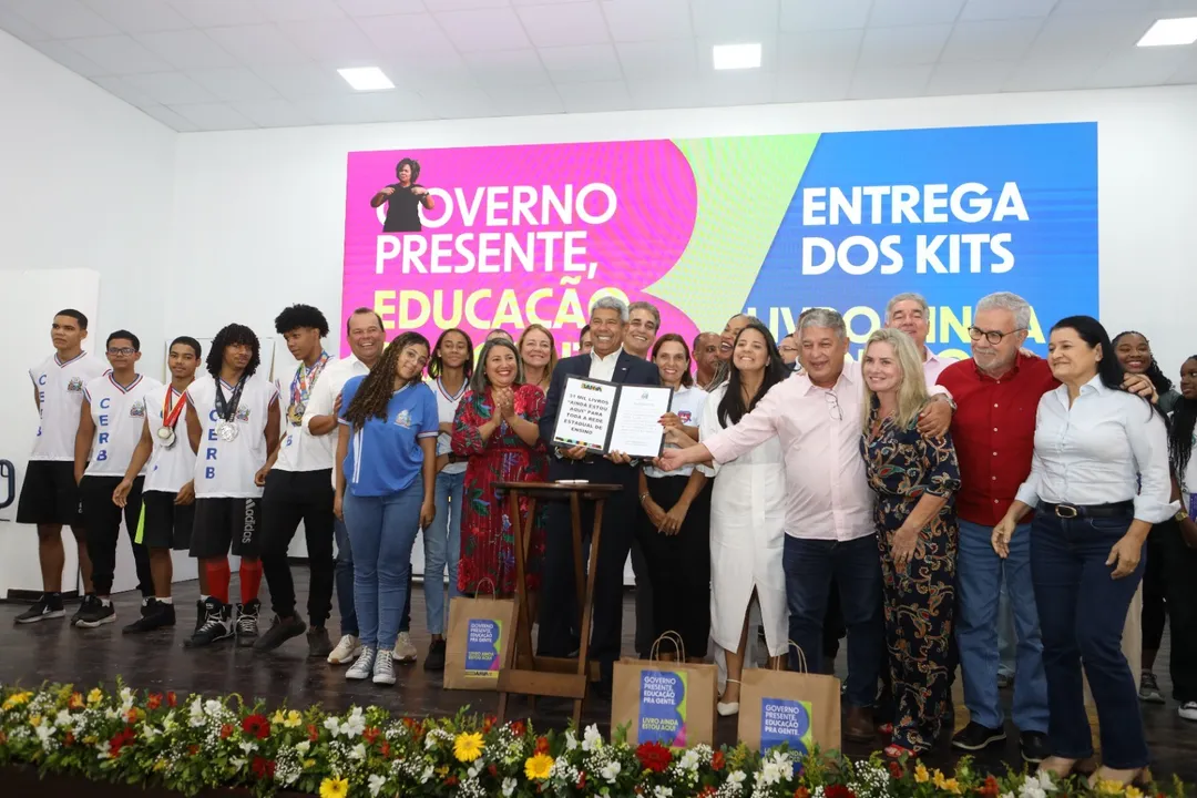 Jerônimo Rodrigues, Rowenna Brito e equipe em evento nesta segunda