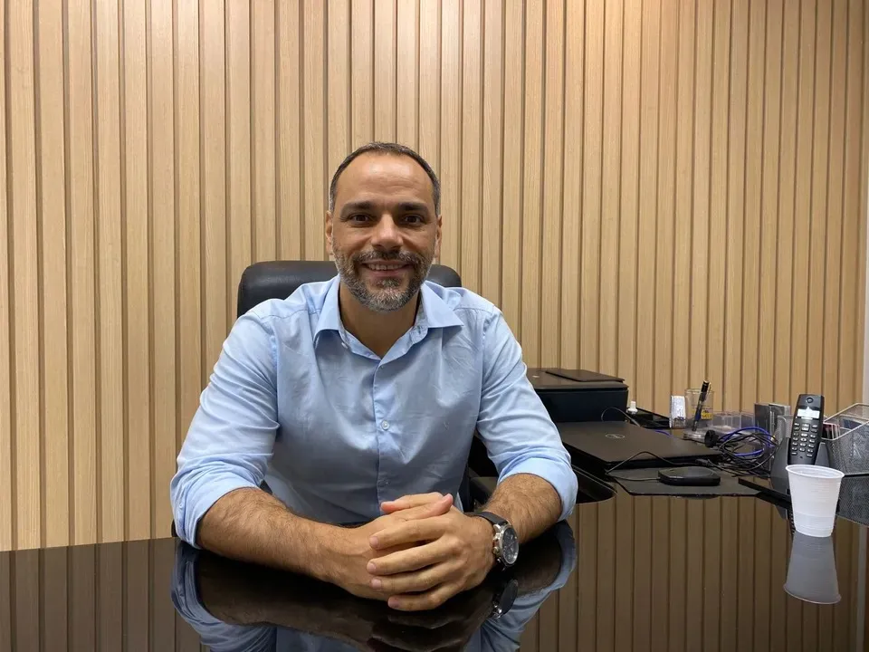 Augusto Vasconcelos afirma que Bolsonaro trabalha contra o Brasil