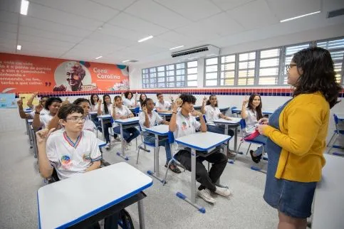 Piso salarial dos professores da rede básica passa a ser de R$ 4.867,77