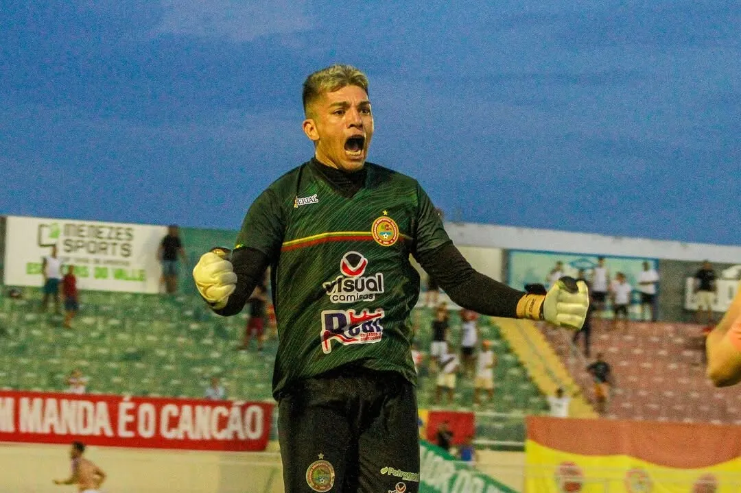 Goleiro Jaílson comemora a classificação da Juazeirense na Copa do Nordeste