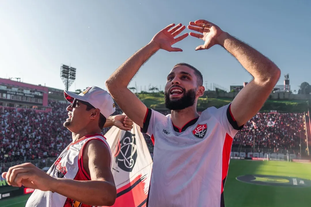 Wagner Leonardo acompanha jogo do Vitória ao lado da torcida