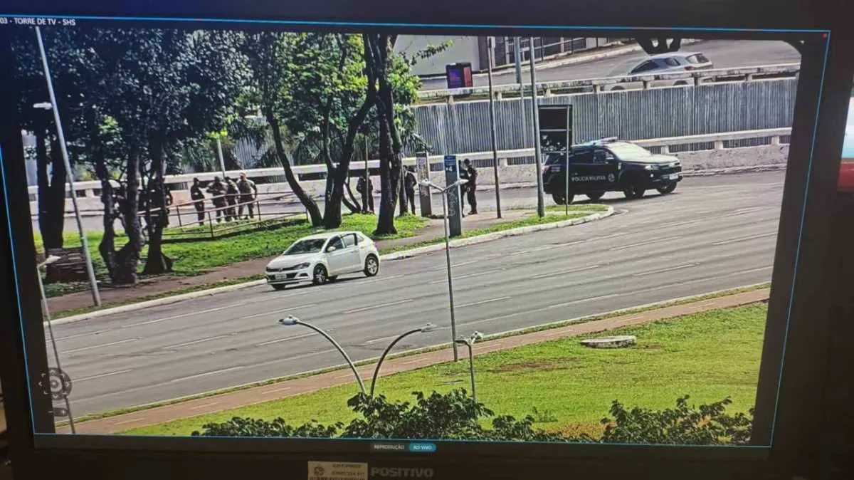 Carro que transporta o suspeito foi interceptado pela polícia