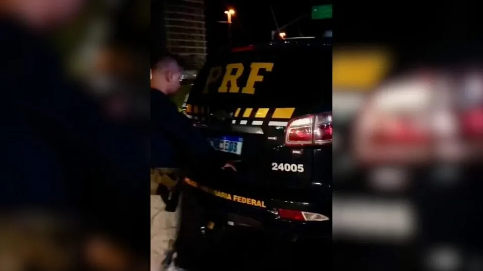 O homem foi levado à Polícia Federal em Itajaí, onde responderá por tentativa de homicídio