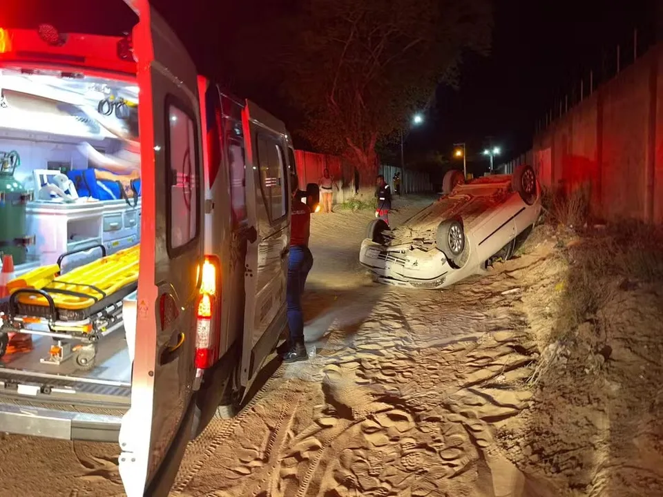 Imagem ilustrativa da imagem Homem morre após carro bater em muro e capotar em Conceição do Coité