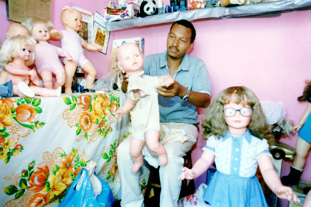 Rosalvo Bonfim, o Gepeto Baiano, em seu hospital de bonecas em 2001