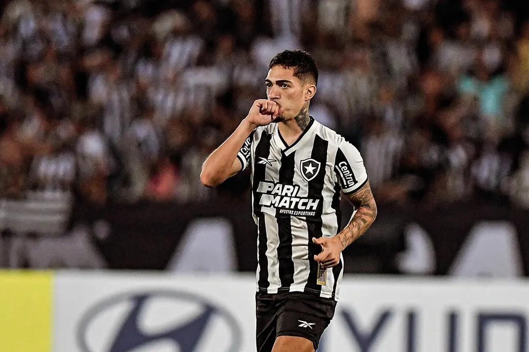 Hugo em ação pelo Botafogo